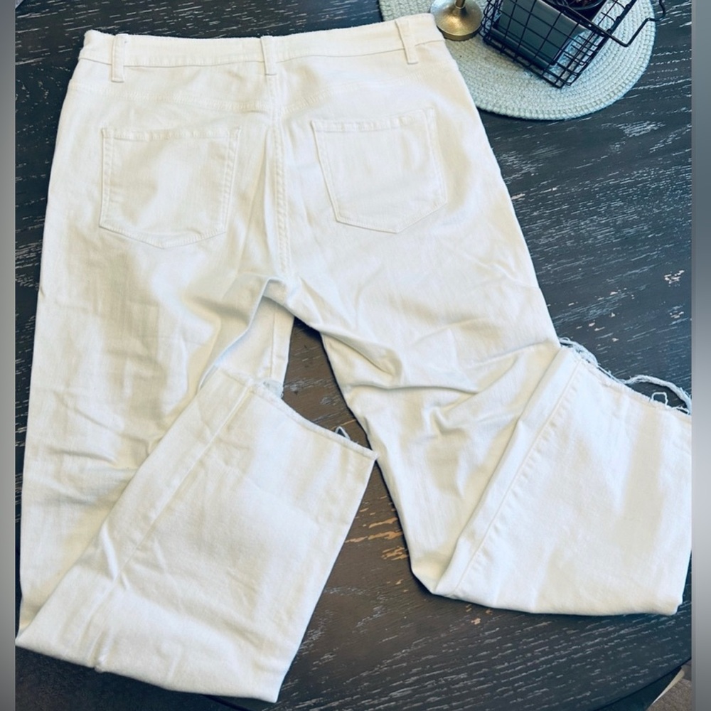 Size 32 super cute Zenana boutique jeans in white.  Very soft and very stretchy!